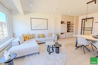 Prachtig appartement met 3 slaapkamers nabij het ZegemeerIndeling:Inkomhall met vestiaire, aparte WC en berging/wasplaats. Ruime leefruimte met veel...