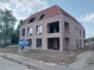 <p><span>Ruim appartement op de eerste verdieping met 2 slaapkamers, op een unieke rustige ligging te Mol Achterbos.  Een ondergrondse autostaanplaats is inbegrepen in de prijs. Tweede staanplaats mits € 15.000 is mogelijk. </span></p><p><span>Er zijn appartementen met 1, 2 of 3 slaapkamers. De appartementen worden voorzien van vloerverwarming met warmtepomp , zonnepanelen , ventilatiesysteem. Er zijn 2 liften in het gebouw voorzien.</span></p><p><span>KOOP NU &amp; BETAAL PAS BIJ DE OPLEVERING.</span></p><p><span>Plannen en lastenboek te downloaden op <span>www.vanheesimmo.be</span></span></p><p><span>Inspraak in de afwerking is mogelijk.</span></p><p><span>Er is een gemeenschappelijke fietsenstalling.</span></p><p><span>Mol centrum op slechts 3 km. Ook snel bereikbaar via nieuw fietspad. </span></p><p><span>DE WERKEN ZIJN GESTART !</span></p><p><span> </span></p>