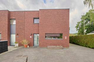 Moderne gezinswoning met 3 slaapkamers, leuke tuin en een groot bijgebouw.<br /><br />Deze woning gelegen in een rustige wijk in hartje Eksel is een unieke kans, alle moderne voorzieningen die je kunt verwachten van een woning uit 2019. Met een EPC A, ventilatie en zonnepanelen. Ook is bij deze woning een mooi ruim, nog deelt af te werken bijgebouw voorzien om als opslag, bijberoep of andere invullingen te gebruiken. <br /><br />De indeling is als volgt:<br /><br />GELIJKVLOERS:<br />- Inkom<br />- Toilet <br />- Living <br />- Eetkamer<br />- Keuken<br />- Berging <br /><br />VERDIEPING:<br />- Nachthal<br />- Slaapkamer 1<br />- Slaapkamer 2<br />- Slaapkamer 3 <br />- Badkamer <br /><br />BUITEN:<br />- Volledig omheind <br />- Bijgebouw van ruim 50 m² (zonder verdiep meegeteld) <br />- Oprit <br />- Staanplaatsen <br />- EPC: A