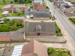 <strong>Open bebouwing met ruime tuin en uitzicht op groen</strong><br /><br />In de Molenstraat te Overmere bevindt zich deze solide open bebouwing op een mooi perceel van maar liefst 1.174 m². De woning werd gebouwd in 1970 en biedt dankzij haar ruime volumes en praktische indeling heel wat mogelijkheden voor wie op zoek is naar een renovatieproject met potentieel.<br /><br />Het volledige woongedeelte bevindt zich op het gelijkvloers en omvat een ruime leefruimte, keuken, badkamer en drie volwaardige slaapkamers. Op de verdieping bevinden zich nog twee ruime polyvalente kamers, die perfect kunnen worden ingericht als extra slaapkamers, hobbyruimte, bureau of speelkamer.<br /><br />Buiten geniet u van een ruime oprit, een dubbele garage en een praktische buitenberging. De uitgestrekte, zuidoostgerichte tuin vormt zonder twijfel één van de grootste troeven van deze eigendom. Achteraan geniet u van een prachtig uitzicht op de omliggende natuur, wat zorgt voor een gevoel van rust en ruimte.<br /><br />Troeven
<ul>
<li>Open bebouwing op perceel van 1.174 m²</li>
<li>Drie slaapkamers op het gelijkvloers</li>
<li>Twee polyvalente ruimtes op de verdieping</li>
<li>Dubbele garage van 50 m²</li>
<li>Ruime buitenberging</li>
<li>Zuidoostgerichte tuin met uitzicht op natuurgebied</li>
<li>Rustige ligging met vlotte verbinding naar het centrum van Overmere en belangrijke invalswegen</li>
</ul>
<br />Bent u op zoek naar een woning die u volledig naar eigen smaak kunt renoveren, op een ruim perceel en in een groene omgeving? Dan is deze eigendom zeker een bezoek waard.<br />Voor meer informatie of een bezoek kunt u contact opnemen met Berno Vastgoed via peggy@berno.be of 0478/37.00.82