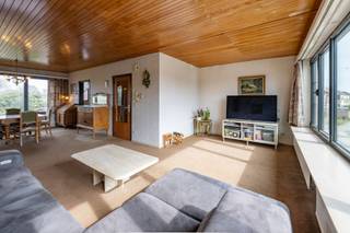 <p>Gezinswoning op toplocatie in kindvriendelijke buurt, met vlotte bereikbaarheid en nabijheid van scholen, winkels en mooie fiets- en wandelroutes.</p>
<p><strong><br />INDELING</strong></p>
<p>GELIJKVLOERS</p>
<p>Inkomhal met gastentoilet</p>
<p>Ruime garage met plaats voor twee wagens</p>
<p>Berging met aansluiting voor wasmachine en droogkast</p>
<p>Vanuit de garage is er een rechtstreekse toegang tot de tuin</p>
<p></p>
<p>VERDIEPING 1</p>
<p>Hal</p>
<p>Lichtrijke leefruimte</p>
<p>Keuken</p>
<p></p>
<p>VERDIEPING 2</p>
<p>3 slaapkamers</p>
<p>Badkamer met dubbele lavabo, bad/douche en toilet</p>
<p></p>
<p><strong>POSITIEVE ASPECTEN</strong></p>
<p>Geïsoleerd dak</p>
<p>Nieuwe dakkapel geplaatst in 2016</p>
<p>Vernieuwde dakgoten aan de voorzijde</p>
<p>Ramen voorzien van dubbele beglazing</p>
<p>Gegeerde ligging</p>