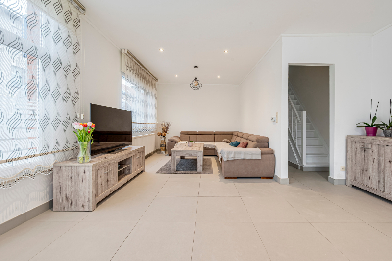 RUIM GERENOVEERD HOEKPAND MET GARAGE EN KNAP DAKTERRAS - TOFFE AANGENAME LIGGING - foto 2