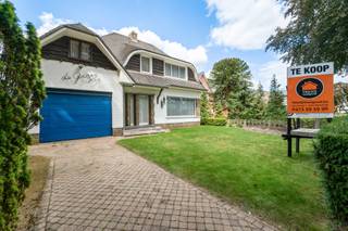 Goed onderhouden vrijstaande woning in Franse stijl met inpandige garage.Via de inkomhal, voorzien van een trap naar de bovenverdieping, bereik je de...