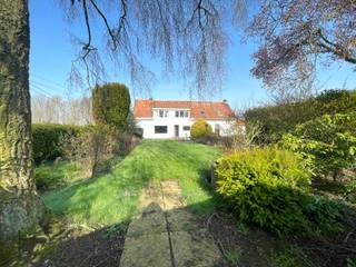 Twee gezellige woningen met grote tuin in rustige omgeving te koop.Indeling :  * Woning 1 :Gelijkvloers: Inkomhal, leefruimte met open keuken,...