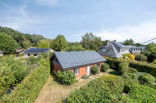<p>Charmante open bebouwing in Sint-Katelijne-Waver, rustig gelegen op een perceel van 1865 m².</p><p><br /></p><p>Deze woning uit 1972 bevindt zich in een groene omgeving. De zeer rustige ligging vormt samen met het ruime perceel van 1865 m² en de open bebouwing de absolute meerwaarde van deze eigendom. De woning beschikt over een praktische indeling met lichtrijke leefruimtes, twee slaapkamers en een grote tuin van ca. 1750 m² waar u volop kan genieten van rust en privacy. Dankzij het EPC-label C biedt deze woning bovendien een degelijke energetische basis. Een interessante opportuniteit voor wie een huis wil kopen met veel buitenruimte in Sint-Katelijne-Waver.</p><p><br /></p><p>Belangrijkste ruimtes:<br />• Inkomhal met toegang tot de verschillende leefruimtes<br />• Woonkamer met aangename lichtinval<br />• Keuken uitgerust met gasfornuis, dampkap en enkele spoelbak<br />• Berging met verwarmingsketel en extra opslagruimte<br />• Apart toilet met handenwasser<br />• Badkamer met ligbad en enkele spoelbak<br />• Twee comfortabele slaapkamers<br />• Grote tuin van 1750 m² met tal van mogelijkheden</p><p><br /></p><p>Troeven:<br />• Zeer rustig gelegen in een groene woonomgeving<br />• Ruim perceel van 1865 m² met grote tuin<br />• Open bebouwing met veel privacy en buitenruimte</p><p><br /></p><p>Neem vandaag nog contact op met je ERA-makelaar voor een bezoek.</p><p><br /></p><p>JOUW DROOMHUIS. ZO GEVONDEN!</p>