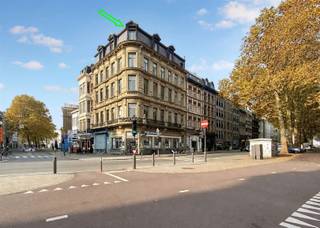 <p><span>Centraal gelegen appartement te Antwerpen</span></p><p><span>Aan de Brouwersvliet te Antwerpen, gelegen tussen de Scheldekaaien en het MAS ligt dit vernieuwd appartement, ideaal als een eerste stek voor wie graag in het midden van de stad woont.</span></p><p><span>Het appartement is gelegen op de vierde verdieping van een historisch pand zonder lift. </span></p><p><span>Bij het betreden van het appartement kom je in een ruime inkomhal. Van hieruit bereik je een doorgang naar de badkamer en de eerste slaapkamer. In deze ruimte is er ook plaats voorzien voor een wasmachine .</span></p><p><span>Aan de andere zijde van de inkomhal bevindt zich een tweede, ruime slaapkamer.</span></p><p><span>Verder kom je in de gezellige woonkamer met open keuken. De keuken is volledig uitgerust met een combi-oven, kookplaat, dampkap, koelkast, spoelbak en vaatwasser.</span></p><p><span>Dit appartement is instapklaar en voorzien van lichtarmaturen.</span></p><p><span> </span></p><p><span>Vaste kosten : 200,- EURO PER MAAND : incl. privé verbruik water en gas, poetsen en onderhoud van algemene delen, elektriciteit algemene delen.</span></p>