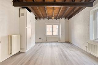 De Krijgsgasthuisstraat heeft een rijke geschiedenis als de voormalige Hospitaalstraat bij het Militaire Hospitaal. Het is een bijzonder rustig plekje te midden van de stad. Je geniet hier van de ideale combinatie: ongeziene stilte en toch alles binnen handbereik.Het appartement is gelegen op de eerste verdieping en vormt de perfecte opportuniteit voor wie op zoek is naar een eerste eigen stek of een slimme investering. Binnenin vind je de lichtrijke leefruimte die aansluit op de volledig vernieuwde keuken. De badkamer is apart en bevindt zich op dezelfde verdieping. De ruime slaapkamer is te bereiken via de trap en bevindt zich onder het goed geïsoleerde dak.Dit appartement deelt een heel fijn terras dat vlot te bereiken is en kan gebruik maken van de fietsenberging.Met een EPC-label C is dit in de praktijk een zeer zuinige studio met een opvallend laag reëel verbruik. Dit is te danken aan de kwalitatieve HR-dubbele beglazing, de vernieuwde voordeur en de hoogrendementscondensatieketel (2019), die zorgen voor een optimaal comfort zonder hoge energiefacturen.Tot slot is de elektrische keuring van het appartement conform!De AI-visualisaties zijn bedoeld als inspiratie. Er werd geen rekening gehouden met technische specificaties, stedenbouwkundige voorschriften of de concrete mogelijkheden tot realisatie.Bestuursmaatregelen in het maatregelenregister: in aanvraag