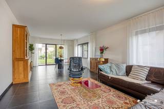 <p><span>Ruime en hoogwaardig afgewerkte woning met 4 slaapkamers te Ham</span></p><p><span>Bent u op zoek naar een </span><span>ruime, instapklare woning met een hoogwaardige afwerking, veel lichtinval en tal van praktische voorzieningen</span><span>? Dan is deze prachtige woning in Ham zeker het ontdekken waard.</span></p><p><span>Bij het betreden van de woning komt u in een </span><span>ruime inkomhal</span><span>, voorzien van handige ingemaakte kasten. </span></p><p><span>De </span><span>ruime leefruimte</span><span> vormt samen met de eetkamer een aangenaam en open geheel. Dankzij de grote raampartijen geniet deze ruimte van een </span><span>rijke natuurlijke lichtinval</span><span>, wat zorgt voor een warme en uitnodigende sfeer. De </span><span>volledig uitgeruste keuken</span><span> biedt alle comfort en beschikt over voldoende werk- en opbergruimte. Aansluitend bevindt zich de praktische </span><span>wasruimte</span><span>, voorzien van talrijke ingemaakte kasten. Daarnaast is er nog een extra </span><span>berging</span><span>, ideaal voor het netjes opbergen van allerhande spullen en huishoudelijke benodigdheden.</span></p><p><span>Op de eerste verdieping bevinden zich maar liefst </span><span>vier ruime slaapkamers</span><span>. Daarnaast beschikt de verdieping over een afzonderlijke </span><span>bureauruimte</span><span>, ideaal voor thuiswerk, studeren of als hobbyruimte. De badkamer sluit aan op een </span><span>praktische dressing</span><span>, wat zorgt voor extra comfort en opbergruimte.</span></p><p><span>Ook buiten heeft deze woning heel wat te bieden. De woning beschikt over een </span><span>mooie, volledig afgesloten tuin</span><span>, waardoor u in alle rust en privacy kunt genieten van het buitenleven. De tuin biedt bovendien voldoende ruimte voor ontspanning, spelende kinderen of gezellige momenten met familie en vrienden.</span></p><p><span> </span></p><h3><span>Enkele troeven op een rijtje:</span></h3><ul><li><span>EPC-label B</span></li><li><span>Elektrische installatie conform</span></li><li><span>Regenwaterput van maar liefst 10.000 liter</span></li><li><span>Zeer ruime woning</span></li><li><span>4 ruime slaapkamers + bureauruimte</span></li><li><span>Hoogwaardige afwerking</span></li><li><span>Talrijke ingemaakte kasten</span></li><li><span>Instapklaar en bijzonder praktisch ingedeeld</span></li></ul><p><span> </span></p><p><span>Een woning die ruimte, comfort en kwaliteit op een bijzonder aangename manier combineert. </span><span>Een bezoek is dan ook zeker de moeite waard!</span></p>