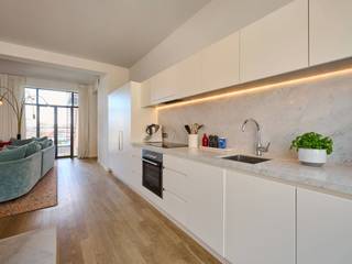 Ideaal gelegen tussen de Louizalaan en het Flageyplein, in een modernistisch gebouw uit de jaren 30, volledig gerenoveerd door architect Jean Nouvel, biedt dit gemeubelde appartement een bruto vloeroppervlakte van 121 m² (EPC) en twee slaapkamers.<br /><br />Het appartement, gelegen op de tweede verdieping, komt uit op een hal met een vestiaire en toilet, en een ruime woonkamer met een volledig ingerichte open keuken. De hoofdslaapkamer heeft een dressing en een eigen badkamer. De tweede slaapkamer, momenteel een kinderkamer, kan ook worden omgebouwd tot een kantoor of een klassieke slaapkamer met een eigen doucheruimte. Een aparte wasruimte maakt het geheel compleet. Deze renovatie heeft het historische karakter van dit voormalige kantoorgebouw van het Rode Kruis behouden, maar is voorzien van moderne energiezuinige technologieën.<br /><br />Andere: twee optionele parkeerplaatsen, een fietsenstalling, vloerverwarming en ventilatie met dubbele stroom. EPC: B+<br /><br />De Vijvers van Elsene bieden een groene en pittoreske omgeving, bekend om de nabijheid van restaurants en winkels. Een perfect compromis tussen natuur en stad. Snelle en gemakkelijke toegang tot het openbaar vervoer.<br /><br />Voor meer informatie kunt u contact opnemen met Mélody Bingoni op +32 (0)2 640 08 01.