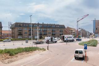 Dit ruim appartement te koop is gelegen op de eerste verdieping van Residentie Caravelle langs de Raversijdestraat te Oostende - Mariakerke.U...