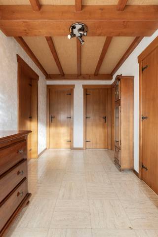 Ruime bungalow met 3 kamers & bureau, rustig gelegen in het Zonnebos. Op de gelijkvloers: inkomhal, vestiaire, toilet, ruime woonkamer, keuken, 3 slaapkamers, bureau, badkamer met combi douche in bad, badkamermeubel en 2 lavabo's, toilet en grote garage met wasplaats. Grote bergzolder aanwezig met mogelijkheid tot creëren extra kamers. Gezellige tuin met terras - zuidwest georiënteerd. Zeer rustig gelegen in het Zonnebos te Steenokkerzeel. Op wandelafstand van openbaar vervoer, sporthal Steenokkerzeel, winkels en scholen.