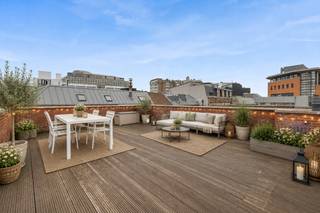 [[ DIT PAND NEEMT DEEL AAN DE ERA OPEN HUIZEN DAG OP 13/6 VAN 14:30 TOT 15:30 ]]
<p>Te koop: stijlvol duplex-appartement – Gelegen in het historisch centrum 'Schipperskwartier' op wandelafstand van de Scheldekaaien, het Eilandje en de Grote Markt. Een buurt met een rauw, authentiek randje die volop in positieve ontwikkeling is en enorm geliefd is bij wij houdt van het echte Antwerpen.</p>

<p>Dit architecturaal ontworpen duplex-appartement van BULK Architecten verrast vanaf het eerste moment. Via je privatieve inkomhal stap je binnen zoals in een eigen woning. De duplexindeling, open ruimtes en grote raampartijen creëren een heerlijk loftgevoel met veel licht en lucht.</p>

<p>Bij het appartement hoort een autostaanplaats, aan te kopen voor €35.000.<br /><br />Indeling<br /><strong>1eV:</strong> Twee volwaardige slaapkamers, een hal met ingemaakte kasten - ideaal als dressing, een badkamer met ligbad en dubbele wastafel, een apart toilet.</p>

<p><strong>2eV: </strong>Ruime, lichtrijke woonkamer, met een open, volledig uitgeruste keuken voorzien van spoelbak, vaatwasser, koelkast met vriesvak, combi-oven en gaskookplaat, een berging met aansluitingen voor was-en droogmachine.</p>

<p><strong>3eV: </strong>Tot slot, neem je de trap naar het zonnige dakterras. Hier is het de hele dag heerlijk vertoeven! </p>

<p>Troeven</p>

<ul><li>Koffiebars, winkels, parken en openbaar vervoer op wandelafstand</li><li>Duplex met loftgevoel én zonnig terras</li><li>Architectuur met karakter en een warm thuisgevoel</li></ul>

<p>Contacteer vandaag nog je ERA-makelaar voor een bezoek. JOUW DROOMAPPARTEMENT. ZO GEVONDEN!</p>