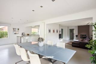 Op zoek naar een instapklare, gerenoveerde laagbouw in de buurt van het centrum van Willebroek?<br />Dan moet je dit pareltje zeker gezien hebben!<br /><br />Waarom je deze woning iets voor jouw is:<br />Alles gelijkvloers: slaapkamer &amp; badkamer zonder trappen<br />Garage, carport én oprit → altijd plek voor de wagen(s)<br />Gerenoveerd<br />Moderne, kwalitatieve keuken met alle comfort<br />Gezellige tuin met terras om te genieten<br />Centrale ligging met vlotte verbindingen<br />Zolderverdieping met massa’s potentieel<br /><br />Indeling:<br />Je komt binnen via de inkomhal met apart gastentoilet en praktische berging.<br />Daarna stap je binnen in een open leefruimte met veel lichtinval dankzij de grote ramen, een ruime eetplaats en een volledig uitgeruste keuken.<br />Vooraan in de woning vind je de nachthal, die toegang geeft tot de badkamer, slaapkamer mét ruime dressing en de garage.<br />Boven ontdek je nog twee grote slaapkamers én extra bergruimte, ideaal voor wie nog plannen of dromen heeft.<br /><br />Zin om deze parel in het echt te bekijken?<br />Contacteer Bjorn Marievoet<br />0477/60.68.33<br />bjorn@mondovastgoed.be