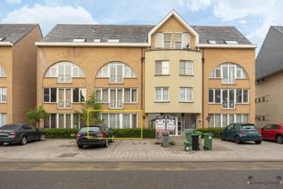 <p><span>Energiezuinig gelijkvloers appartement op centrale toplocatie!</span></p><p><span>Ontdek dit instapklare en uiterst energiezuinige gelijkvloers appartement, gelegen in een verzorgd gebouw met 15 appartementen uit 1994. Dankzij het </span><span>EPC-label B</span><span>, conforme elektriciteit en het </span><span>volledig asbestvrije</span><span> attest koop je hier met een gerust hart. Het appartement werd bovendien </span><span>volledig geschilderd</span><span> en voorzien van </span><span>nieuwe kliklaminaat</span><span>, waardoor je zonder extra kosten meteen kan intrekken. </span></p><p><span>Indeling:</span></p><ul><li><span>Ruime, lichte leefruimte</span></li><li><span>Praktisch ingerichte keuken</span></li><li><span>Badkamer</span></li><li><span>Apart toilet</span></li><li><span>Berging</span></li><li><span>1 slaapkamer</span></li></ul><p><span>De centrale ligging maakt dit appartement ideaal voor wie alles binnen handbereik wil, de gemeenschappelijke fietsenstalling achter het appartementsgebouw is hier een meerwaarde. Het appartement is </span><span>onmiddellijk beschikbaar</span><span> om zelf in te wonen, maar vormt tevens een </span><span>uitstekende opbrengsteigendom</span><span> voor investeerders.</span></p><p><span>Interesse? Bel Yves 0480/63.64.35 voor meer info of een bezoek!</span></p>