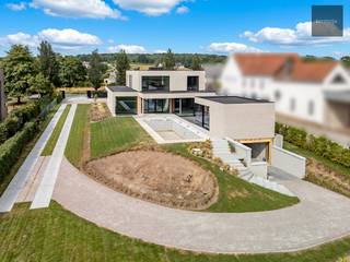 <u><strong>Exclusieve casco villa met zwembad, poolhouse en uitzonderlijk potentieel.</strong></u><br />Op zoek naar een exclusieve villa die u volledig naar uw eigen smaak en levensstijl kunt afwerken?<br /><br />Deze indrukwekkende eigendom combineert royale woonoppervlaktes, een nog zelf te kiezen afwerking en een landelijke ligging doch met een vlotte verbinding. <br /><br />De villa bevindt zich op een perceel van 1614 m² gecombineerd met een een bewoonbare oppervlakte van 728 m². De woning wordt verkocht als wind en waterdicht, waardoor u alle vrijheid heeft om de afwerking, materialen en indeling volledig zelf te bepalen. De getoonde beelden dienen uitsluitend ter illustratie van de mogelijke afwerking.<br /><br />De gelijkvloerse verdieping werd ontworpen met oog voor ruimte, maximale lichtinval en een luxe indeling. Grote aluminium raampartijen met hoogrendementsglas zorgen voor een heel wat natuurlijk daglicht en creëren een aangename verbinding met het zwembad, de tuin en het omliggende landschap.<br /><br />Een troef is de volledig ondergrondse verdieping, bereikbaar via de trap, een eigen inrit of de lift. Deze biedt plaats aan meerdere wagens en leent zich perfect voor tal van extra mogelijkheden. Denk aan een fitnessruimte, privépraktijk, kantoor, hobbyruimte of recreatieruimte. Dankzij de aparte parkeergelegenheid (3) vooraan is de woning ook ideaal voor wie wonen en werken wil combineren.<br /><br />Op de eerste verdieping is eveneens veel aandacht besteed aan ruimte. Bovendien is de woning reeds voorzien van de nodige infrastructuur voor de installatie van een personenlift, waardoor alle verdiepingen comfortabel en toekomstgericht bereikbaar zijn.<br /><br />Ook buiten werd niets aan het toeval overgelaten om het estetsich naar eigen smaak in te vullen. Er is reeds een zwembadkuip van 42 m² voorzien, die volledig naar eigen wens kan worden afgewerkt. Daarnaast beschikt de villa over een stijlvol poolhouse, ideaal om volop te genieten van het buitenleven.<br /><br />De woning is volledig afgesloten met een automatische schuifpoort, wat zorgt voor maximale privacy en veiligheid. Achteraan geniet u van een aangenaam uitzicht over de landerijen.<br /><br />Een uitzonderlijke opportuniteit voor wie op zoek is naar een prestigieuze woning die volledig naar eigen wensen kan worden afgewerkt, met tal van mogelijkheden voor zowel privé- als professioneel gebruik.<br /> <br /><strong>Neem gerust contact op met Clemens voor meer informatie of een bezichtiging ter plaatse.<br />☎️ 0497/18.92.55<br />📩 clemens@immo-termote.be </strong>