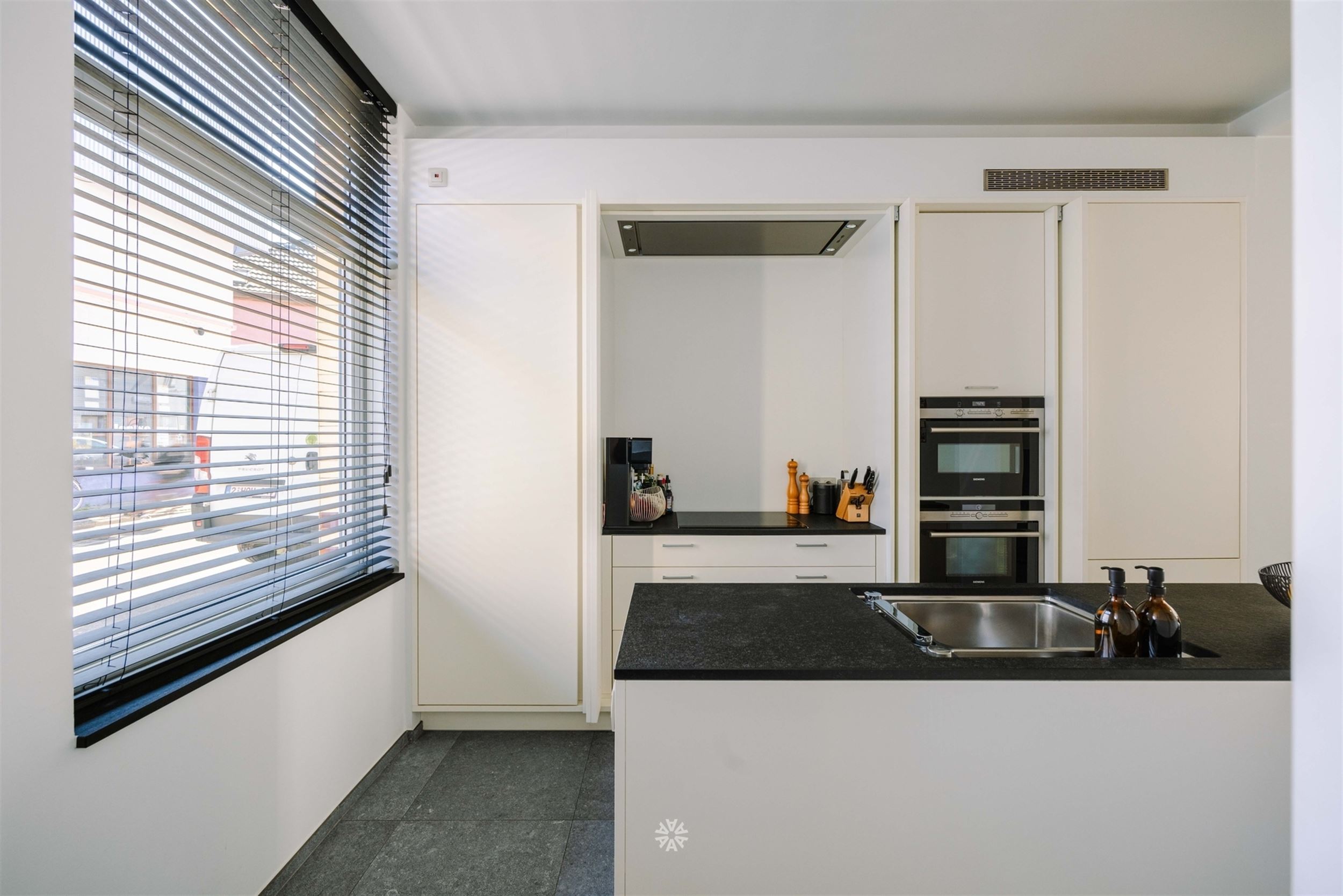 Stijlvol gerenoveerde stadswoning nabij Gent  - foto 3
