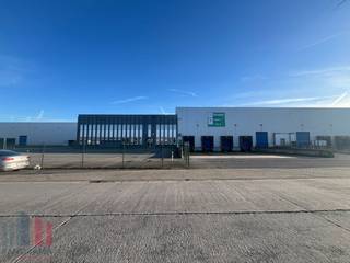 Logistiek bedrijfsgebouw bestaande uit een magazijn (7.663 m²) in combinatie met kantoren te huur in Zele. Uitstekend gelegen in de industriezone...