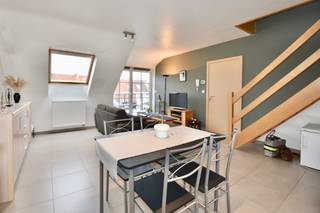 Op zoek naar een instapklaar appartement in een rustige en groene omgeving op 3 min van de markt van Eeklo? Dan zal dit appartement, voorzien van alle comfort, u zeker weten te bekoren.
Indeling als volgt: Een leefruimte met zit- en eetplaats en open keuken, een praktische berging, een nachthal, ren apart gastentoilet, een ruime slaapkamer, een badkamer met een instapdouche en een mooi strak badkamermeubel.
Vanuit de leefruimte heeft u toegang tot het zonnige terras. Ideaal om er tot rust te komen.
Er is boven een gigantische grote slaapkamer aanwezig die zelfs kan opgedeeld worden in meerdere kamers.
Tevens heeft u de mogelijkheid om een garagebox* aan te kopen, info op kantoor.
Wenst u dit mooie appartement met royale lichtinvallen zelf eens te ontdekken?
Contacteer Vastgoed Unicum op 09 336 16 15 of mail naar info@vastgoedunicum.be
Tot binnenkort!
Virtuele rondleiding?
https://youtube.com/shorts/DXHjShhn57k