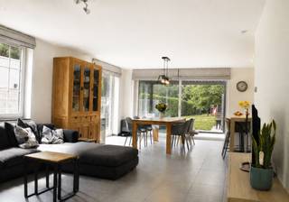 Deze instapklare woning uit 2016 combineert ruimte, comfort, een uitstekende energieprestatie en een bijzonder aangename leefomgeving in Brecht. Gelegen in een rustige en kindvriendelijke doodlopende straat, geniet je hier van een veilige en groene omgeving.<br /><br />Een absolute troef is het ruime perceel van 942 m² met een grote tuin die achteraan grenst aan een bos. Vanuit de tuin geniet je van een prachtig groen en rustgevend uitzicht, met veel privacy. De recent geplaatste terrasoverkapping vormt bovendien een heerlijke extra buitenruimte om volop te genieten van het buitenleven.<br />Bij het binnenkomen word je verwelkomd in een ruime inkomhal met een apart gastentoilet en handenwasser. <br /><br />Daarnaast bevindt zich een praktische bureauruimte, ideaal om rustig te werken of te studeren. De leefruimte en keuken vormen samen een aangenaam en ruim geheel, met voldoende plaats om samen te koken, te eten en te ontspannen. Aansluitend aan de keuken bevindt zich een aparte berging.<br /><br />Op de eerste verdieping bevinden zich drie slaapkamers en een badkamer met dubbel badkamermeubel, douche en ligbad. In de nachthal is bovendien een apart toilet voorzien.<br /><br />De in 2025 afgewerkte zolderverdieping biedt nog heel wat extra mogelijkheden. Naast een aparte technische ruimte beschikt deze verdieping over een ruime polyvalente kamer. Deze kan naar wens worden ingericht als hobbyruimte, speelkamer, slaapkamer of extra leefruimte.<br /><br />Ook op het vlak van comfort en energieprestatie heeft deze woning heel wat troeven. Op de benedenverdieping en in de badkamer is vloerverwarming aanwezig. De 18 zonnepanelen, thuisbatterij van 10 kWh, ventilatiesystem C+ zorgen voor een aangenaam binnenklimaat en een zeer goede energieprestatie met A-energielabel (EPC 31 kWh/m² jaar).<br /><br />Vraagprijs: €595 000<br /><br />De woning is ten laatste beschikbaar vanaf 31 maart 2027.<br />Er worden kijkdagen georganiseerd op zaterdag 19 en zondag 20 september (afspraak via mail).<br />