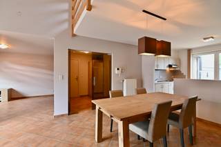 Bent u op zoek naar een ruim en instapklaar appartement op een uitstekende locatie? Dan is dit prachtige duplex appartement in de Plantenstraat te Sint-Truiden zeker een bezoek waard!<br /><br />Dit appartement geniet van een ideale ligging op wandelafstand van het bruisende stadscentrum en het station. Bovendien bevinden scholen, winkels, restaurants en alle belangrijke invalswegen zich in de directe omgeving, wat zorgt voor optimale bereikbaarheid en het ideale wooncomfort.<br /><br />Gelegen op de tweede verdieping, bereikbaar via de lift, biedt dit charmante duplex appartement maar liefst ca. 115 m² bewoonbare oppervlakte. Een extra troef is de conforme elektrische installatie, geldig tot 2030.<br /><br />We betreden het appartement via de inkomhal, die toegang geeft tot een gastentoilet en de lichtrijke leefruimte. De leefruimte met open keuken biedt voldoende plaats voor een gezellige zithoek en een ruime eetkamer. U geniet er van een aangename natuurlijke lichtinval mede dankzij de grote raampartijen, en de hoge plafonds in de mezzanine. Op dit niveau vinden we eveneens een eerste ruime slaapkamer en een verzorgde badkamer, alsook de wasplaats.<br /><br />Via de houten trap bereikt u de bovenverdieping, waar zich een ruime slaapkamer bevindt, voorzien van een eigen lavabo, alsook een open logeerruimte, die kan fungeren als bureau. Deze staat dankzij het open karakter in connectie met de leefruimte. Het appartement biedt de mogelijkheid mits een kleine aanpassing tot drie slaapkamers.<br /><br />Buiten kan u heerlijk ontspannen op het aangename terras, een ideale plek om te genieten van de rust. Het terras is achteraan gelegen in aansluiting van de leefruimte en biedt dankzij het ingesloten karakter de nodige privacy.<br /><br />Als extra troef beschikt dit appartement over een ondergrondse, ruime garagebox, én een grote bergkelder, wat een absolute meerwaarde biedt in de stad. De extra fietsenstalling vormt een opportuniteit.<br /><br />Op zoek naar een goede investering en/of een instapklare thuis? Aarzel niet en bel ons snel op 011 70 70 19 om een afspraak in de plannen.