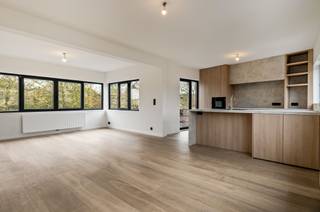 Op zoek naar een instapklaar appartement op een uitstekende locatie? Dit volledig gerenoveerde appartement op de tweede verdieping van een kleinschalig gebouw in de Vrijwilligerslei te Mariaburg (Brasschaat) heeft alles wat je nodig hebt.<br /><br />De ligging is een absolute troef: met verschillende winkels op wandelafstand, vlotte verbindingen naar invalswegen en openbaar vervoer in de directe omgeving, woon je hier bijzonder centraal én comfortabel. Parkeren kan bovendien eenvoudig voor de deur.<br /><br />Bij het binnenkomen valt meteen de lichtrijke en ruime leefruimte op, afgewerkt met warme materialen en grote raampartijen die zorgen voor een overvloed aan natuurlijk licht. De open keuken in licht hout is een echte eyecatcher en werd volledig uitgerust met nieuwe, kwalitatieve toestellen en een praktisch kookeiland. Aansluitend aan de keuken bevindt zich bovendien een gezellig terrasje, ideaal om even buiten te genieten.<br /><br />Het appartement beschikt over twee zeer ruime slaapkamers en een aparte, praktische bergruimte met aansluiting voor wasmachine en droogkast.<br /><br />De stijlvolle badkamer biedt alle comfort en luxe, met een dubbele lavabo, toilet, inloopdouche én ligbad, perfect afgewerkt in een tijdloze, moderne stijl.<br /><br />Kortom, een ruim en kwalitatief appartement met een hoogwaardige afwerking op een uitstekende locatie.<br /><br />Interesse? info@neonvastgoed.be of 03/336.88.88