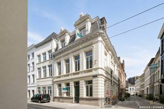 <p>Located in the heart of Antwerp's historic city centre, this apartment is situated in a stately corner building that has recently been fully renovated with great care and attention to detail.</p>
<p>The apartment is accessed via the first floor and opens into a spacious living area (approx. 30 m²) featuring elegant herringbone parquet flooring. The large windows provide an abundance of natural light and enhance the sense of space throughout the room.</p>
<p>Adjacent to the living area is the fully fitted kitchen, equipped with all necessary appliances. The hallway leads to a full-sized bedroom (approx. 12 m²) and a stylish bathroom featuring a double washbasin, walk-in shower and toilet.</p>
<p>Particular attention was paid to the quality of materials, finishing and overall living comfort during the renovation, resulting in a timeless and comfortable home.</p>
<p>Available from 01/07/2026 and suitable for a maximum of 2 occupants.</p>
<p>Optional parking space available for rent at €150 per month.</p>