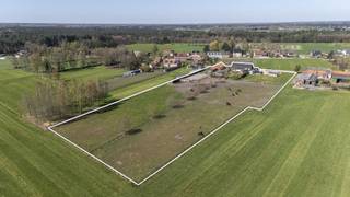 <strong>Riante, gerenoveerde hoeve (1932) nabij Provinciaal Groendomein Prinsenpark op privé-domein van ca. 2 hectare. De hoeve met paardenstallen werd in 2001 en verder in 2020 (dak, zonnepanelen) en 2025 (verwarming) doorgedreven gerenoveerd en omvat 4 à 6 slaapkamers, 2 badkamers,1 douchekamer, een thuiskantoor, een poolhouse en een afzonderlijke paardenstal (9 boxen) met directe toegang tot de aangrenzende weides en zandpaddock. De weides zijn volledig omheind en voorzien van automatische drinkbakken voor weidedieren. De hoevevilla zelf ademt authenticiteit en warmte en is kwalitatief afgewerkt en zeer ruim. Zij biedt een combinatie van wooncomfort, praktische voorzieningen (o.a. douchekamer in het poolhouse, riante benendenbadkamer, etc.) en beschikt over een grote inpandige garage die bijkomend gebruikt kan worden voor opslag of betrokken binnen het woongeheel. De woning beschikt over een uiterst gunstige EPC-score van 113kWh/m²/jaar (label B) en is asbestveilig. </strong><br /><br /><strong>De ligging van het domein is uniek en de troef bij uitstek. De woning is zuid(west)georiënteerd en gelegen in agrarisch gebied. Er is voldaan aan voorwaarden 'zonevreemde woning', wat maakt dat het domein ook bewoond kan worden en niet louter moet dienen in het kader van (para-)agrarische activiteiten. Het uitgestrekt gebied Wenen-Geenend-Prinsenpark is één van de mooiste en meest natuurlijke buurten te Retie. De residentiële aard van de wijk (ondanks agrarisch gebied) maakt dat deze wijk uiterst rustig is. Bovendien is de woning gelegen op wandelafstand van natuurgebieden (o.a. Prinsenpark), wandel- en fietsroutes, sportvoorzieningen ('t Vossekot), Meulenzicht en De Watermolen Retie, etc. </strong><br /><br /><em>Gelijkvloers niveau:<br /></em><strong><br /></strong><span>Via de inkomhal met ruimte voor garderobe en gastentoilet heeft u toegang tot de thuiskantoorruimte en de woonkamer. De leefruimte met fraai zicht op de tuin en achterliggende paardenweiden is opgedeeld in een eetgedeelte en een gezellige zithoek op tussenniveau. Onder deze zithoek is een authentieke bergkelderruimte aanwezig. Vanuit de lichte leefruimte heeft u verder toegang tot de keuken met op zijn beurt toegang naar de buitenhal. De keuken is open (verbonden met de woonkamer), enorm lichtrijk en volledig uitgerust. Aan deze keuken bevindt zich de hal die toegang geeft tot de tuin, een riante benedenbadkamer (met douche, twee lavabo's en inbouwkasten), de wasplaats en grote garage met sectionaalpoort.</span><br /><br /><em>Bovenverdieping:<br /></em><strong><br /></strong><span>Op het eerste verdiep bevindt zich o.a. een ruime hoofdslaapkamer met 2 inloopdressings. De bovenbadkamer is uitgerust met ligbad, inloopdouche en toilet. Verder zijn er op deze verdieping bijkomend 3 volwaardige slaapkamers, ideaal voor kinderen, logés of extra opslag, werk-/hobbyruimtes. </span><br /><br /><em>Stalgebouw en buitenruimte:<br /></em><strong><br /></strong><span>Het eigendom is verder bijzonder geschikt voor dierenliefhebbers. De stalaccommodatie is voorzien van 9 ruime paardenboxen, elk uitgerust met automatische drinkbakken. Verder is er ruimte voor opslag of inrichting van fokfaciliteiten, zadelkamer, etc. De paarden (of andere weidedieren) kunnen via de binnenkoer rechtstreeks naar de aanpalende, ruime en opgedeelde weides en zandpaddock, wat zorgt voor een uiterst optimale leef- en trainingsomgeving. De achterliggend gelegen weides zijn allen stijlvol afgemaakt in hout en voorzien van drinkwater.</span><br /><br /><span>Bijzonderheden</span>:<br />- Uitzonderlijke ligging: uitgestrekt domein nabij Prinsenpark<br />- Nabij Nederland en verbindingsweg E34 (Antwerpen - Eindhoven)<br />- Regio met sterke affiniteit voor paarden: diverse stoeterijen, maneges en hippische faciliteiten<br />- Centrale ligging: het Azelfhof, Sentower Park en De Peelbergen zijn goed bereikbaar<br />- Uiterst zorgeloze woning: o.a. B-label en asbestveilig