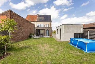 <p><strong>FOR SALE in Merelbeke</strong><span></span></p>
<p>Looking for a spacious, energy-efficient home that is ready to move into? This semi-detached house was thoroughly renovated in 2017 and further upgraded afterwards. The flat roof was renewed in 2018, while air conditioning, a water softener and a fully finished attic were added in 2019.</p>
<p>The spacious entrance hall with guest toilet leads to the modern, fully equipped open-plan kitchen with island and the bright living area. Adjacent is a practical utility room with space for a washing machine and dryer.</p>
<p>On the first floor, you will find a fully equipped bathroom with bathtub, shower and second toilet, two spacious bedrooms and a pleasant office area with plenty of natural light. The second floor offers two additional bedrooms and a separate storage room.</p>
<p>Outside, you can enjoy a south-facing garden, ideal for making the most of sunny days. Additional assets include the convenient location, generous living space, EPC energy label A, asbestos-safe status and a compliant electrical inspection, including the solar panels.</p>
<p>A well-maintained and comfortable family home that perfectly combines space, natural light and energy-efficient living.</p>
<p><strong>Guide price: €595,000</strong></p>
<p>Don’t miss this opportunity. Contact us today for more information or to schedule a viewing.<br />Contact Ruben by e-mail at <strong>ruben@cornelis-goeman.be</strong></p>