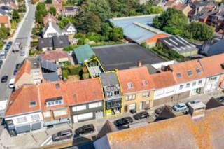 Aan de markt van Oudenburg vind je deze goed gelegen handelszaak met bovenwoning. Voorheen een lingeriewinkel, is dit pand ideaal voor nieuwe, enthousiaste eigenaars. De commerciële ligging is perfect, met veel voetgangers en autoverkeer.<br /><br />De handelsruimte op het gelijkvloers beschikt over een grote etalage, een paskamer, ingebouwde kasten, en een ruime achterruimte die momenteel als kantoor/wasplaats dient en toegang geeft tot een privéterras. Vroeger werd deze ruimte gebruikt als wellness.<br /><br />Het woongedeelte op de eerste verdieping omvat een lichte woonkamer, ruime keuken met eetplaats en een zonnig dakterras. Op de tweede verdieping zijn er drie slaapkamers, een badkamer en een apart toilet. De zolder biedt extra opbergruimte of kan als extra kamer dienen.<br /><br />Er is een uitweg naar de Abdijlaan met een ruime berging (kleine garage), en de mogelijkheid voor een carport of parkeerplaats met aanpalende tuin en doorgang naar het terras.<br /><br />Deze eigendom ligt centraal, nabij winkels en faciliteiten, met vlotte toegang tot Brugge en Oostende.<br /><br />Troeven:<br />- Moderne, instapklare woning<br />- Wonen boven je eigen zaak<br />- Gunstig EPC, geen renovatieplicht<br />- Uitweg in de Abdijlaan voor leveringen of privégebruik<br />- Buitenruimtes: terras en kleine stadstuin