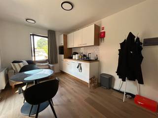 <p><strong>Studio with private bathroom and kitchen, including a terrace</strong> - Students only</p><p>Located on Heilige Geeststraat in Leuven, we offer a furnished studio with a separate sleeping area, a fully equipped kitchen, and a bathroom. </p><p>There’s also a private terrace. Now that’s living the good life! </p><p>Rent: 895 EUR + 70 EUR fees + electricity/water (private)</p>