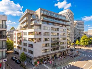Cet appartement élégant, énergétique (D) et très lumineux, situé au quatrième étage de la résidence moderne Manhattan View (année de...