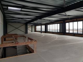 Kantoor (450 m²) te huur. Afwerking op maat van de klant bespreekbaar. Indeling:- Gelijkvloerse ontvangstruimte met sanitair (50 m²)- Vergaderzaal...