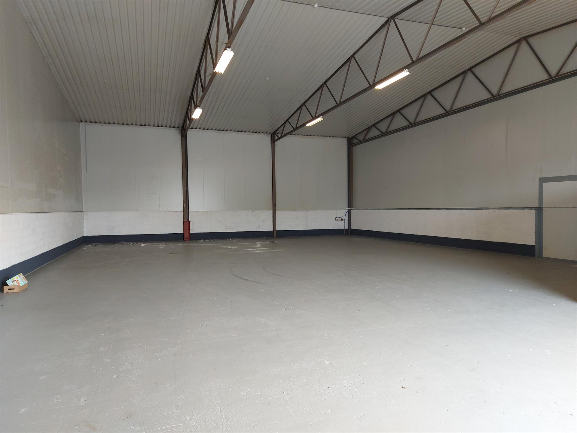 BEDRIJFSGEBOUW VAN 360M² MET KANTOOR - foto 3