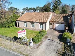 In een doodlopende straat, op wandelafstand van het centrum van Haacht, ligt deze ruime gelijkvloerse gezinswoning op een mooi perceel van 10a 86ca. Met een bewoonbare oppervlakte van 154 m² geniet je hier van 2 slaapkamers, een ruime badkamer, een polyvalente ruimte (ideaal als bureau of hobbykamer), een volledig uitgeruste keuken en een lichtrijke veranda met zicht op de royale noordoostgerichte tuin met tuinhuis.<br /><br />De ruime garage met extra bergruimte en een zolder die verder kan worden afgewerkt, creëert tal van bijkomende mogelijkheden.<br /><br />Scholen, winkels en openbaar vervoer bevinden zich in de onmiddellijke nabijheid.<br />De woning heeft een EPC-score van 646 (label F) en valt onder de renovatieverplichting, waardoor zij binnen 6 jaar na de akte moet worden gerenoveerd tot minstens label D. Hiervoor zijn premies voorzien: https://www.vlaanderen.be/een-woning-kopen/renovatieverplichting-voor-residentiele-gebouwen-vanaf-2023 .<br /><br />𝗥𝘂𝘀𝘁𝗶𝗴𝗲 𝗹𝗶𝗴𝗴𝗶𝗻𝗴, 𝘃𝗲𝗲𝗹 𝗿𝘂𝗶𝗺𝘁𝗲 𝗲𝗻 𝘁𝗮𝗹 𝘃𝗮𝗻 𝗺𝗼𝗴𝗲𝗹𝗶𝗷𝗸𝗵𝗲𝗱𝗲𝗻. 𝗢𝗻𝘁𝗱𝗲𝗸 𝗵𝗲𝘁 𝗽𝗼𝘁𝗲𝗻𝘁𝗶𝗲𝗲𝗹!<br /><br />📞Contacteer ons voor een bezoek en ontdek deze unieke eigendom van dichtbij!<br /><br /><br />INDELING<br /><br />Gelijkvloers:<br />Inkomhal, woonkamer (zithoek + eethoek), polyvalente ruimte, ingerichte keuken (inbouwkasten, oven, koelkast, keramische kookplaat, dampkap, vaatwasmachine, dubbele lavabo) met aansluitend bergplaats en veranda, afzonderlijk toilet, 2 slaapkamers, badkamer. (ligbad, douche, 2e toilet, dubbele lavabo in meubel), garage met bergruimte en toegang tot zolder.<br /><br />Verdieping: Bergzolder die nog verder kan ingericht worden.<br /><br />Exterieur: Tuinhuis, terras.<br /><br /><br />DIVERSEN<br />Asbestveilig. Elektriciteit niet conform. Septische put + aansluiting riolering. Regenwaterput. <br />CV op stookolie met radiatoren. Houten ramen/deuren met dubbele beglazing.<br />Luchtspouw aanwezig. <br /><br />WETTELIJKE BEPALINGEN<br />Asbestveilig.<br />Stedenbouwkundige vergunning : ja | Geen verkavelingsvergunning<br />Geen rechterlijke herstelmaatregel of bestuurlijke maatregel opgelegd.<br />Voorkooprecht: neen<br />Stedenbouwkundige bestemming : woongebied<br />Watertoets: P en G score: A<br />Niet gelegen in een risicozone voor overstromingen.