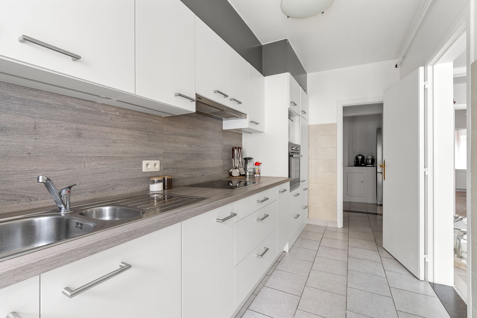 Uiterst ruim en gunstig gelegen appartement met twee slaapkamers te Oostende - foto 5