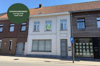 +++ <strong>OPENDEURMOMENT</strong> <strong>zaterdag 27/06</strong> <strong>10u00-12u00</strong> +++<br /><br />Op de Beversesteenweg in Roeselare-Beveren vinden we deze ruime en veelzijdige tussenwoning terug, ideaal voor wie op zoek is naar een comfortabele gezinswoning met heel wat ruimte. De woning beschikt over drie volwaardige slaapkamers, een garage met uitweg achteraan en een aangename zuidgerichte tuin. Dankzij de gunstige ligging nabij winkels, scholen, openbaar vervoer en de E403 geniet u hier van een perfecte combinatie tussen bereikbaarheid en wooncomfort.<br /><br /><strong>Ligging: </strong>De woning is gelegen in het centrum van Beveren (Roeselare), op wandelafstand van winkels, scholen, apotheek, horeca en openbaar vervoer. Aan de overzijde bevindt zich een bakkerij, wat zorgt voor extra dagelijks comfort. Dankzij de nabijheid van de E403 geniet u van een vlotte verbinding richting Brugge, Kortrijk en omliggende steden.<br /><br /><strong>Indeling van de woning:</strong><br /><u>Gelijkvloers</u>: Via de ruime inkomhal komt u binnen in de woning, met toegang tot de gezellige woonkamer en aparte eetplaats. Vanuit de eetplaats bereikt u het gastentoilet. Verder biedt de inkomhal toegang tot de keuken met bijkomende eetruimte. De keuken geeft uit op de zuidgerichte stadstuin. Daarnaast is de garage zowel via een aparte inrit achteraan als via de keuken bereikbaar. Via de hal heb je toegang tot de kelder. <br /><u>Eerste verdiepin</u>g: Op de eerste verdieping bevindt zich de ruime badkamer, voorzien van een dubbel lavabomeubel, ligbad, apart toilet en aansluiting voor wasmachine en droogkast. Enkele treden hoger (via een kleine trap) bereikt u de nachthal met drie ruime slaapkamers.<br /><u>Zolderverdieping</u>: De ruime zolder is bereikbaar via een vaste trap en kan perfect ingericht worden als vierde slaapkamer, hobbyruimte of extra bergruimte.<br /><u>Buitenruimte</u>: De woning beschikt over een gezellige, zuidgerichte stadstuin waar u volop kan genieten van zon en rust.<br /><br /><strong>Troeven:</strong>
<ul>
	<li>Zeer ruime tussenwoning met 3 slaapkamers.</li>
	<li>Garage met uitweg achteraan.</li>
	<li>Zuidgerichte stadstuin.</li>
	<li>Centrale ligging dichtbij winkels, apotheek, horeca en zoveel meer.</li>
	<li>Veel opslagruimte dankzij garage en zolderruimte.</li>
	<li>Vlotte bereikbaarheid nabij E403 en openbaar vervoer.</li>
</ul>
<br />Deze eigendom wordt aangeboden met <u>een vanafprijs</u>. Elk bod vanaf deze prijs wordt voorgelegd aan de verkopers, die vrij zijn om een bod al dan niet te aanvaarden.<br /><br /><strong>Interesse? </strong>Contacteer ons kantoor voor meer informatie of plan een vrijblijvend bezoek via 051/201.400 of info@dicasa.be. 