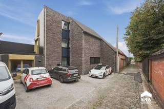 <p>Modern duplexappartement in het centrum van Poperinge met 3 slaapkamers en een energiezuinig EPC-label B.</p>
<p> </p>
<p>Dit verzorgde appartement uit 2015 combineert hedendaags wooncomfort met een rustige én centrale ligging in Poperinge. Gelegen in een rustige zijstraat van de Casselstraat, bevindt u zich op wandelafstand van winkels, horeca en alle dagelijkse voorzieningen.</p>
<p> </p>
<p>Met maar liefst 155 m² bewoonbare oppervlakte, verdeeld over twee verdiepingen, geniet u van uitzonderlijk ruime woonvolumes en een praktische indeling. Het appartement beschikt over 3 slaapkamers, 2 badkamers, een aparte bureauruimte en een lichtrijke leefruimte.</p>
<p> </p>
<p>De absolute troef is het ruime, zuidgerichte terras, waar u de hele dag kunt genieten van de zon en rust.</p>
<p> </p>
<p>Belangrijkste ruimtes:<br />• Ruime living met veel lichtinval<br />• Functionele keuken met praktische indeling<br />• 3 volwaardige slaapkamers<br />• 2 badkamers voor extra comfort</p>
<p> </p>
<p>Troeven:<br />• Appartement gebouwd in 2015<br />• Centrale ligging in het centrum van Poperinge<br />• Energiezuinig met EPC-label B<br />• Mogelijkheid tot aankopen parkeerplaats<br />• De keuken en verdere afwerking kunnen nog volledig naar eigen smaak gekozen worden en zijn inbegrepen in de prijs.</p>
<p> </p>
<p>Neem vandaag nog contact op met je ERA-makelaar voor een bezoek.</p>
<p> </p>
<p>JOUW DROOMAPPARTEMENT. ZO GEVONDEN!</p>