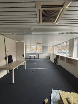 122 m² ground-floor office for rent in a quiet and green environment, ideal for a peaceful professional activity. The perfectly maintained building...