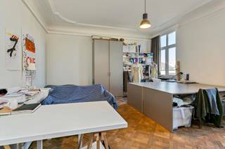 <strong>Studentenkamer gelegen in een standingvol gebouw in beaux-arts stijl, te midden van de stad. In de directe nabijheid van de Universiteit Antwerpen; Hogescholen AP en KDG. Dit opbrengsteigendom biedt een gunstig rendement en een veilige investering aan.</strong><span></span><br /><br /><strong>Indeling:</strong><br /><span>De kamer beschikt over een </span><span>oppervlakte van ca. </span><span>39</span><span>m²</span><span>. De kamer biedt voldoende plaats voor een dubbel bed; een groot bureau en opbergkasten. Er is een </span><strong>privatieve badkamer</strong><span> die voorzien is van een douche, wastafel met spiegelkast en wc. Momenteel verhuurd aan </span><strong>€ 590 all-in.</strong><br /><br /><span>Gemeenschappelijke keuken: De derde verdieping van het gebouw beschikt over een grote gemeenschappelijke keuken van 25m² die gebruikt wordt door de negen kamers op de verdieping. De keuken is voorzien van drie koelkasten met vriesvak; een oven; twee microgolfovens; een keramisch 4-pitsvuur; een dampkap, een vaatwasser, voldoende opbergruimte en een balkon.</span><br /><br /><strong>Bijzonderheden:</strong><br /><strong>Uitstekend EPC</strong><span> van 140 kWh/m²/jaar;</span><br /><span>Maandelijkse kosten: ca. 185,- EUR per maand<em>[Beheer; blokpolis; verbruik/onderhoud van de algemene delen (incl. lift); privatieve elektriciteitsvoorzieningen, warm/koud water, verwarming en internet];</em><br />Gezamenlijke fietsenstalling via een automatische, sectionale poort;</span><br /><span>Conformiteitsattest aanwezig;</span><br /><span>Branddetectie en brandalarm aanwezig;</span><br /><span>Hoge plafonds.</span><br /><br /><strong>Ligging:</strong><br /><span>Uiterst </span><span>centraal gelegen aan het Stadspark en op slechts 50m van de Frankrijklei</span><span>. Dichtbij openbaar vervoer, bakkers, supermarkten, apotheek, artsen, vélostations, </span><strong>Universiteiten en<span> </span>Hogescholen en hippe cafeetjes</strong><span>... kortom... alles op wandelafstand!</span>