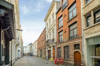 <p><span>Ruime woning met gelijkvloers magazijn/autostaanplaatsen in centrum Antwerpen.</span></p><p><span>Deze woning betreden we via een inkomhal met authentieke elementen. De gelijkvloerse garage strekt zich uit over de volledige perceelsoppervlakte, ca 90m². Prima onderhouden, diverse invullingen zijn mogelijk. </span></p><p><span>Op de eerste verdieping vooraan is er een leefruimte op houten vloer. Via een trapje komen we in de eetkamer met aansluitend de geïnstalleerde keuken. Het eerste terras van 17m² bevindt zich hierachter. Verder is er een geïnstalleerde badkamer. Op de tussenverdieping is er een eerste slaapkamer met aansluitend terras van 21m². Het volgende verdiep heeft een slaapkamer vooraan, een tussenkamer met momenteel een kitchenette en een volgende slaapkamer met annex badkamer. Via een ladder in de nachthal komen we vervolgens in de zolderruimte waar nog enkele slaapkamers kunnen worden geïnstalleerd, mogelijks te bereiken via een volwaardige trap. Er is renovatieplicht, een simulatie tot epc B is beschikbaar. De woning is ook volledig onderkelderd. Met garage erbij, is de beschikbare oppervlakte ca 290m².</span></p><p><span> </span></p><p><span>Voor meer informatie: <span>www.immodelaet.be</span></span><span> </span></p><p><span>Interesse in GRATIS SCHATTING van uw eigendom? Contacteer ons! 03/644.00.88 – <span>info@immodelaet.be</span></span><span> </span></p><p><span> </span></p>