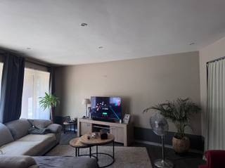 <h3><span>Gezellige en instapklare woning in het centrum van Balen</span></h3><p><span>Deze charmante en ruime woning is ideaal gelegen in het centrum van Balen en combineert hedendaags comfort met een gezellige woonbeleving. </span></p><p><span>Dankzij de moderne voorzieningen, ruime leefruimtes en het zonnige terras geniet je hier van alle comfort op een uitstekende locatie.</span></p><p><span> </span></p><p><span>Gelijkvloers</span><span><br />Bij het binnenkomen wordt je verwelkomd in een ruime en lichtrijke woonkamer. De grote hoeveelheid natuurlijke lichtinval zorgt voor een aangename en warme sfeer. Verder beschikt het gelijkvloers over een apart gastentoilet en een hypermoderne, volledig uitgeruste keuken.</span></p><p><span>De keuken is voorzien van hoogwaardige toestellen, waaronder een ingebouwde friteuse, grillplaat, twee kookpitten, koelkast, diepvriezer, microgolfoven, oven, warmhoudlade en vaatwasser. Een droom voor wie graag uitgebreid kookt!</span></p><p><span> </span></p><p><span>Eerste verdieping</span><span><br />Op de eerste verdieping bevinden zich twee ruime en lichtrijke slaapkamers. </span></p><p><span>Alsook bevindt zich hier een terras waar je dankzij de privacy heerlijk kan genieten van rustige momenten en gezellige zomeravonden. </span></p><p><span>Daarnaast is er een bijzonder ruime en luxueuze badkamer die beschikt over een inloopdouche, ligbad en stijlvol badkamermeubel. </span></p><p><span>Ook de aansluiting voor een wasmachine is hier voorzien.</span></p><p><span> </span></p><p><span>Extra bergruimte</span><span><br />De woning beschikt bovendien over een zolder, ideaal als extra opslagruimte.</span></p><p><span> </span></p><p><span>Troeven op een rijtje:</span></p><ul><li><span>Gelegen in het centrum van Balen</span></li><li><span>Ruime en lichtrijke woonkamer</span></li><li><span>Moderne en volledig uitgeruste keuken</span></li><li><span>2 ruime slaapkamers</span></li><li><span>Zeer ruime, luxueuze badkamer</span></li><li><span>Terras </span></li><li><span>Zolderruimte</span></li><li><span>Instapklaar en voorzien van modern comfort</span></li><li><span> </span></li></ul><p><span>Een ideale woning voor wie op zoek is naar ruimte, comfort en een centrale ligging!</span></p>