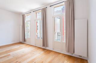 Gelegen in het centrum van Antwerpen geniet u hier van een combinatie tussen stadsleven, cultuur en comfort. Vanuit deze centrale ligging wandelt u moeiteloos naar de historische binnenstad, het Zuid en tal van gezellige horecazaken, boetieks en speciaalzaken. Culturele trekpleisters zoals de KMSKA, het ModeMuseum en de levendige Groenplaats bevinden zich op korte afstand. Dankzij het openbaar vervoer voor de deur verplaatst u zich bovendien vlot doorheen de stad.<br /><br />Dit stijlvolle éénslaapkamerappartement bevindt zich op de tweede verdieping van een kleinschalig gebouw dat in 2024 volledig werd gerenoveerd. Bij het betreden van het appartement valt meteen de aangename leefruimte op, gekenmerkt door een charmante vloerafwerking, balkon en raampartijen die zorgen voor een overvloed aan natuurlijk licht. De leefruimte biedt plaats voor een zithoek en een eetruimte. De volledig geïnstalleerde keuken is uitgerust met nieuwe, moderne toestellen en sluit naadloos aan bij de hoogwaardige afwerking van het appartement. Achteraan bevindt zich de rustige slaapkamer. Verder beschikt het appartement over een afzonderlijk gastentoilet en een betegelde badkamer met inloopdouche, verwarmd handdoekenrek en lavabomeubel.<br /><br />Belangrijkste kenmerken:<br />- Gemeenschappelijke fietsenberging<br />- Volledig gerenoveerd (2024)<br />- Energiezuinig<br />- Lage algemene kosten (aparte meters)<br />- Kelder aanwezig <br /><br />Verplichte vermeldingen: EPC: 133 kWh/m², P-score: B &amp; G-score: B, Stedenbouw: Vg, Wche, Gvkr, GMO, Gvv