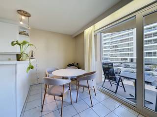 Instapklaar appartement op korte wandelafstand van zee, de winkelstraat en het openbaar vervoer van Nieuwpoort-Bad.<br />Het appartement omvat een inkomhal met apart toilet, een vernieuwde badkamer met inloopdouche en wastafel en één slaapkamer. Verder beschikt het over een lichtrijke woonkamer met open keuken en toegang tot het terras.<br />Dankzij de centrale ligging en de instapklare staat is dit appartement ideaal als tweede verblijf of als investering aan zee.