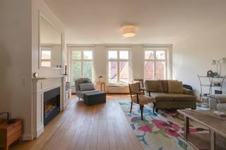 <p>In het prestigieuze <strong>Oranje Huis</strong>, een prachtige laat-classicistische herenwoning die met veel zorg en respect voor haar authentieke karakter werd omgevormd tot een stijlvol appartementsgebouw, bevindt zich dit recent gerenoveerde appartement waar charme, ruimte en hedendaags comfort naadloos samenkomen. Het gebouw beschikt over een lift en biedt het extra comfort van een private parkeerplaats en berging.</p>
<p>Bij het binnenkomen valt meteen de overvloedige lichtinval op die het appartement een bijzonder aangename en warme sfeer geeft. De ruime leefruimte met sfeervolle haard geniet van een uniek uitzicht op een schilderachtig pleintje en de Schelde, waardoor u hier dagelijks kunt genieten van rust, licht en een uitzonderlijk decor. De volledig geïnstalleerde keuken vormt een uitnodigende plek om te koken en samen te komen. Dankzij de gezellige ontbijthoek en het uitzicht op de rustige binnenplaats is dit een ruimte waar het aangenaam vertoeven is, van de eerste koffie in de ochtend tot lange avonden met familie en vrienden.</p>
<p>Het appartement beschikt over drie volwaardige slaapkamers en twee comfortabele badkamers, waardoor het perfect geschikt is voor gezinnen, koppels die extra ruimte wensen of wie wonen en werken wil combineren. De recente renovatie werd uitgevoerd met oog voor kwaliteit en wooncomfort, terwijl de authentieke uitstraling van het gebouw behouden bleef.</p>
<p>Dit is een woning die zich onderscheidt door haar unieke combinatie van klasse, sereniteit en eigentijds comfort. Een zee van licht, prachtige uitzichten, stijlvolle leefruimtes en een uitzonderlijke ligging maken van dit appartement een zeldzame opportuniteit voor wie op zoek is naar een karaktervolle thuis op een bijzondere locatie.<br /><br />Parking bij aan te kopen aan 45.000 euro.</p>