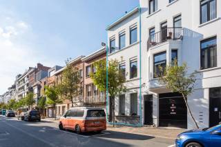 Located on Vrijheidstraat, one of the charming streets in Antwerp's vibrant 't Zuid district, this spacious townhouse offers a perfect blend of classic elegance and modern comfort. Within walking distance, you'll find Marnix Square, the Royal Museum of Fine Arts (KMSKA), and the beautiful Schelde riverbanks, all surrounded by a diverse selection of restaurants, coffee bars, and shops. At the same time, the property benefits from excellent accessibility, with key roads and the city center just moments away.<br /><br />Behind its stylish façade lies an exceptionally spacious home of approximately 285 m², where original architectural details have been beautifully preserved. High ceilings, elegant moldings, parquet floors, and graceful arched doorways create a timeless atmosphere and add a sense of grandeur throughout the various rooms.<br /><br />The ground floor features generous living spaces that flow seamlessly into one another, forming a warm and inviting environment. These areas connect effortlessly to a fully equipped kitchen, fitted with high-quality built-in appliances and ample cabinet space. From the kitchen, you also have direct access to a pleasant terrace.<br /><br />The upper floors offer plenty of space and flexibility, with five full-sized bedrooms plus a sixth room currently used as an office, which can easily be adapted into a dressing room or hobby space. Two spacious bathrooms, each with extensive built-in storage, complete the sleeping quarters.<br /><br />As an added bonus, the property boasts a large rooftop terrace where you can relax and enjoy the sun in peace. Additionally, there is a very spacious cellar storage area, perfect for extra storage needs.<br /><br />This is an exceptionally spacious city townhouse where authentic architecture and contemporary living come together in a sought-after location in Antwerp.<br /><br />Interested? <br />Contact LISTED to arrange a viewing: +32 3 283 51 51.