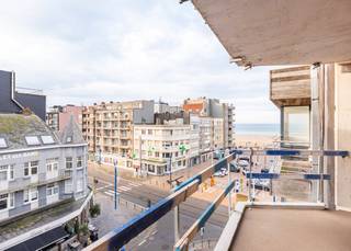 <strong>Residentie ZonZicht: Uw uitvalsbasis aan de Kust</strong><br /> <br />Ontdek residentie "ZonZicht", een stijlvol nieuwbouwproject in de Zeelaan te Koksijde, op slechts één minuut wandelen van het strand. Het gebouw, gekenmerkt door strakke lijnen en grote raampartijen, biedt maximaal lichtinval en een tijdloze architectuur. De hoge afwerkingsgraad en het gebruik van kwalitatieve materialen zorgen voor duurzaam wooncomfort. <br /> <br />Residentie "ZonZicht" is ideaal voor wie een comfortabele uitvalsbasis zoekt voor vakanties in Koksijde, met een uitstekende bereikbaarheid en nabijheid van het centrum en het gemeentehuis, waar tal van activiteiten plaatsvinden. Bovendien is dit project een sterke investering, met mogelijkheden voor zowel vakantie- als jaarverhuur.<br /><br />Indeling: Inkomhal met plaats voor vestiaire | Open en volledig uitgeruste keuken | Zonnige leefruimte uitgevend op westgericht balkon (6,33 m²) met zijdelings zeezicht | Berging met voorziening voor wasmachine | Badkamer met inloopdouche en lavabo in meubel | Afzonderlijk toilet met lavabo | 2 slaapkamers uitgevend op balkon achteraan (1,66 m²) | Private kelder | Gemeenschappelijke fietsenberging | Gemeenschappelijk vuilnislokaal.<br /> <br />Wonen in "ZonZicht" betekent genieten van comfort, stijl, en een ongeëvenaarde kustervaring.