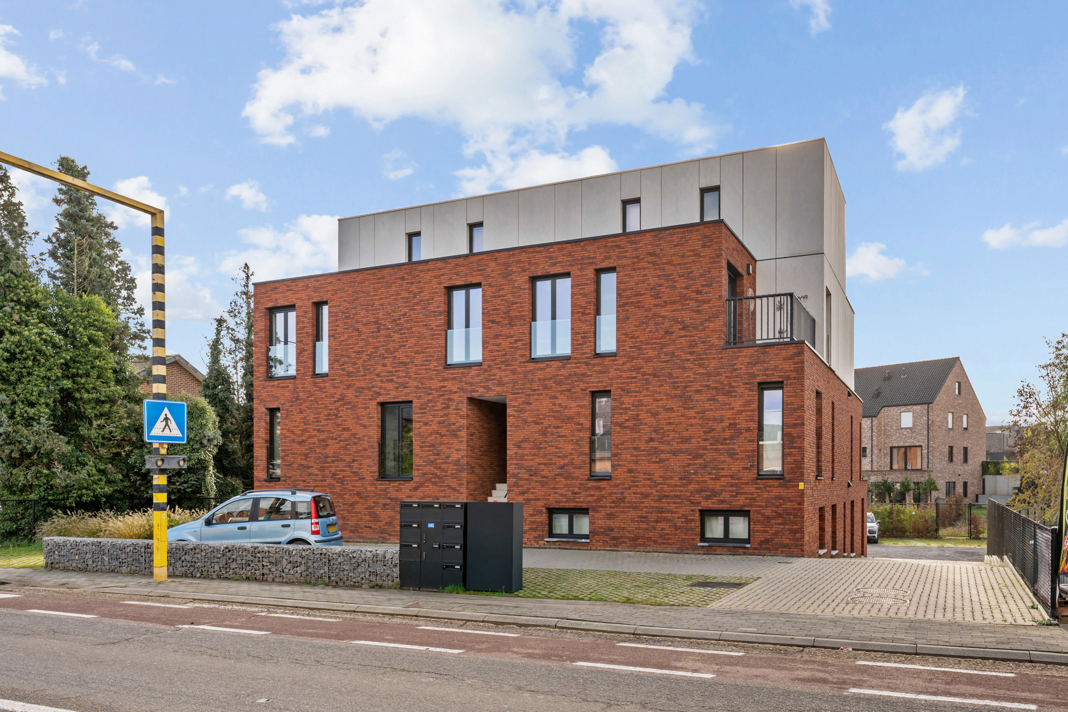 Recent duplex appartement met 2 parkings te Zichen - foto 1