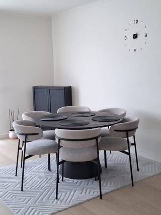 Op een centrale en gegeerde locatie in Lokeren bevindt zich dit prachtige, instapklare appartement van maar liefst 106 m², inclusief ondergrondse parkeerplaats. Het appartement is gelegen op de tweede verdieping en is bereikbaar met de lift.<br />Via de inkomhal komt u in de stijlvolle en bijzonder lichtrijke leefruimte. Dankzij de grote raampartijen geniet u de hele dag van een veel lichtinval, wat zorgt voor een warm en ruimtelijk gevoel. <br />De volledig uitgeruste keuken beschikt over alle nodige toestellen en biedt bovendien toegang tot een aparte berging. Een absolute meerwaarde zijn de drie terrassen, waarvan telkens één aansluit op de woonkamer, de keuken en de slaapkamer. Zo kunt u op elk moment van de dag genieten van een zonnig of rustig plekje buiten.<br />De ruime master bedroom bevindt zich naast de recent volledig vernieuwde badkamer, uitgerust met een dubbel lavabomeubel, ligbad en afzonderlijke douche. Daarnaast beschikt het appartement over een tweede kamer die perfect kan dienen als slaapkamer, bureau, dressing of hobbyruimte.<br />Als extra troef is de ondergrondse parkeerplaats rechtstreeks bereikbaar via de lift en inbegrepen in de vraagprijs.<br />Bent u op zoek naar een ruim, lichtrijk appartement met alle comfort op een uitstekende locatie in Lokeren? Aarzel dan niet en maak vandaag nog een afspraak voor de bezoeknamiddag op zaterdag 13 juni 2026 tussen 14.00 uur en 17.00 uur.<br /><br />Stedenbouwkundige inlichtingen in aanvraag