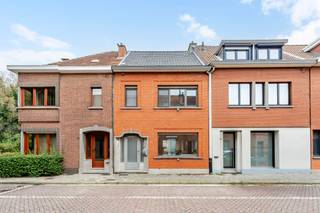<p>Lichtrijk huis met tuin in Beveren-Kruibeke-Zwijndrecht.</p>

<p>Deze instapklare gesloten bebouwing uit 1970 combineert een praktische indeling met veel lichtinval en een aangename tuin van 110 m². De woning ligt in een rustige woonkern nabij scholen, openbaar vervoer en groenvoorzieningen, ideaal voor gezinnen of wie comfortabel wil wonen met alles binnen handbereik. Dankzij de lichtrijke leefruimtes en de polyvalente ruimte biedt deze woning tal van mogelijkheden voor thuiswerk, hobby of extra bergruimte. De gezellige tuin met terras, vijver en tuinhuis vormt een mooie meerwaarde voor wie graag buiten geniet.</p>

<p> </p>

<p>Belangrijkste ruimtes:<br />• Inkomhal (10,8 m²) met toegang tot de leefruimtes<br />• Lichtrijke living met aangename indeling<br />• Eetkamer (15 m²) aansluitend op de keuken<br />• Keuken (8 m²) uitgerust met koelkast, vaatwasser, dampkap en microgolfoven<br />• Polyvalente ruimte (10 m²) met ingemaakte kasten<br />• Apart toilet (2 m²) met handenwasser<br />• Badkamer (4,86 m²) met dubbel lavabomeubel, ligbad en toilet<br />• Slaapkamer (14 m²)<br />• Slaapkamer (13 m²)<br />• Slaapkamer (5 m²)<br />• Tuin (110 m²) met terras, vijver en tuinhuis<br />• Kelder (11,22 m²)<br />• Ruime zolder (31 m²) bereikbaar via vlizotrap</p>

<p> </p>

<p>Troeven:<br />• Instapklare woning met veel natuurlijke lichtinval<br />• Aangename tuin met terras en vijver.<br />• Centrale ligging nabij scholen, park en openbaar vervoer</p>

<p> </p>

<p>Neem vandaag nog contact op met je ERA-makelaar voor een bezoek.</p>

<p>JOUW DROOMHUIS. ZO GEVONDEN!</p>