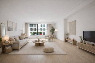 <strong>LIGGING</strong><br />Gelegen in de Kortrijkstraat geniet dit volledig <strong>vernieuwde appartement</strong> van een uitstekende ligging tussen het bruisende <strong>centrum van Deinze</strong> en vlotte verbindingswegen richting Gent en Kortrijk. Op wandel- en fietsafstand vindt u tal van winkels, supermarkten, scholen, horeca en recreatiemogelijkheden. Ook het <strong>station van Deinze</strong> bevindt zich vlakbij, ideaal voor pendelaars. De groene omgeving en de nabijheid van de Leie zorgen bovendien voor een aangename mix van rust en stadscomfort. Dankzij de centrale ligging combineert deze locatie moeiteloos wonen, werken en ontspannen. Een ideale uitvalsbasis voor wie comfortabel en bereikbaar wil wonen in het hart van <span><span>Deinze</span></span>.<br /><br /><strong>INDELING<br /></strong><span>Ontdek dit prachtig <strong>gerenoveerde appartement</strong>, gelegen op de <strong>tweede verdieping</strong> van een kleinschalige residentie. Dankzij de <strong>totaalrenovatie in 2026</strong> geniet u hier van een eigentijdse afwerking, een doordachte indeling en een hoog wooncomfort. Bij het binnenkomen wordt u verwelkomd in een ruime inkomhal met gastentoilet. De <strong>lichtrijke leefruimte</strong> vormt zonder twijfel het hart van het appartement. Grote raampartijen zorgen voor een aangename natuurlijke lichtinval en bieden directe toegang tot de <strong>terrassen</strong> aan zowel de voor- als achterzijde, waardoor u op elk moment van de dag van zon en buitenruimte kunt genieten. De <strong>volledig uitgeruste keuken</strong> beschikt over alle nodige toestellen en sluit perfect aan op de leefruimte. Verder omvat het appartement <strong>twee volwaardige slaapkamers</strong>, een stijlvolle badkamer met moderne inloopdouche en een praktische berging/wasplaats die extra comfort en opbergruimte biedt. Dankzij de aanwezige dubbele deuren tussen leefruimte en slaapkamer kan één van de kamers bovendien perfect ingericht worden als <strong>bureel, hobbyruimte of uitbreiding</strong> van de leefruimte. Met zijn kwalitatieve renovatie, uitstekende lichtinval en functionele indeling vormt dit appartement de ideale thuisbasis voor wie op zoek is naar een combinatie van stijl, ruimte en hedendaags wooncomfort.<br /><br /><em>Stedenbouwkundige inlichtingen in aanvraag.</em><br /><br /><strong>Voor meer info of een bezoek:</strong><br /><em>Stéphanie Eeckhout – 0472 13 28 79</em><br /></span>